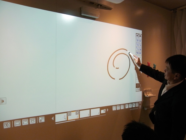 ＰＣレスで電子ペンで書き込めるホワイトボード機能は電源ＯＮで利用可能「投写兼用ホワイトボード」