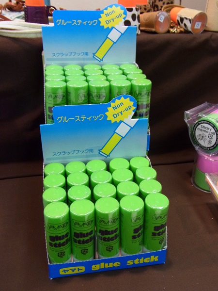 40年前に開発！スライド式なので、繰り出す必要がなく使える。オートマチック糊「グルースティック」ヤマト