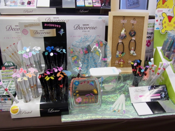 プラバンアクセサリーにもぷっくり、キラキラ描けホビー使いでも注目を集める「デコレーゼ」サクラクレパス