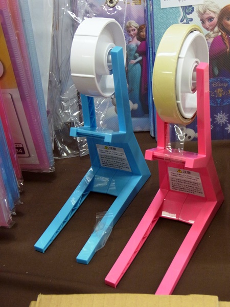 下に引いて、奥に切る。超軽量で、ハンディーとしても使えるテープカッター「TATETAストレート」ナカバヤシ