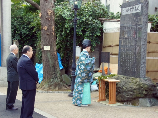 東京・湯島天神で「文具至宝碑」の前で修祓の儀を厳かに執り行われた