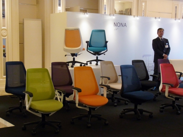 省スペースのオフィスで有用な業界初デュアルロッキング機能搭載メッシュチェア「ノナチェア」