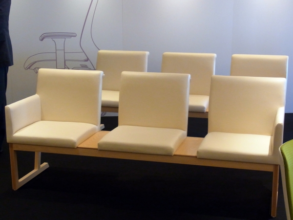 イスとイスとの間に空間を設けることでプライバシーを確保できる「モノア」