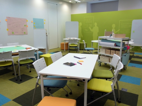 プレインストーミング手法や思考メソッドで日常業務とは異なる新たな発想を生む「ワークショップスペース」