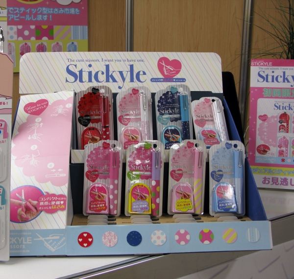 スティック形状の携帯はさみ「Stickyle」カジュアルデザイン登場！