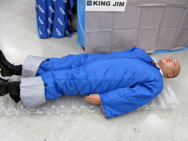 災害時のオフィス待機に備えいざという時にすぐ動ける簡易寝袋「着る布団＆エアーマット」　キングジム