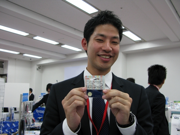 ペンケースやカバンに入れ携帯できる、小さな穴あけパンチ「プチット」カール事務器