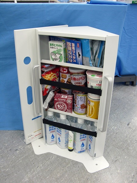 倉庫保管ではなく、デスク下の分散備蓄を提案！個人用防災備蓄ボックス「そなえさん」内田洋行