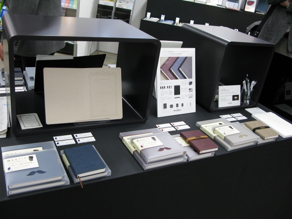 シルクのような書き心地、紳士なノートがハードカバータイプに「Premium C.D. NOTEBOOK Hardcover」アピカ