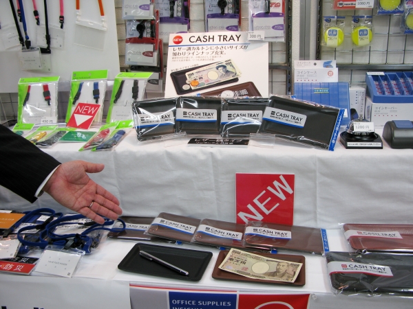 釣り銭やカードの受け渡し小物入れとしても便利！「レザー調カルトン」に小さいサイズ登場　オープン工業