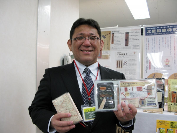 スマホと手帳を一緒に携帯「大人の手帳カバー」。スマホのカバーをいれたまま操作可能！　北星鉛筆