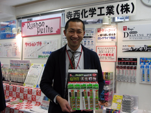 屋外に強い！耐水性、耐光性、低臭性！万能インキＳＲ採用「ペイントマーカーＳＲ」寺西化学工業