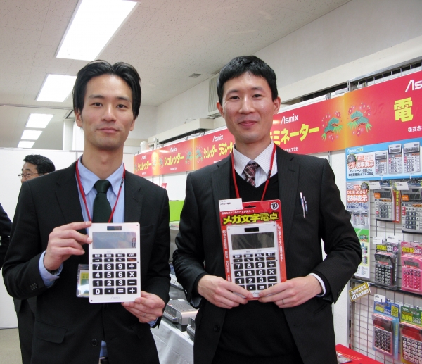 イチオシです！液晶もボタンもすべてがデカい！白と黒でハッキリ認識！「メガ文字電卓」アスカ