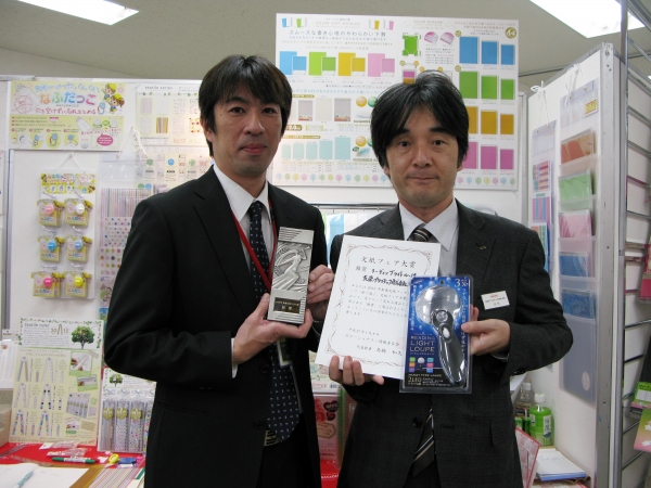 2LEDライト内臓で文字も細部まで明るく照らし大きく美しく見れる「リーディングライトルーペ」共栄プラスチック