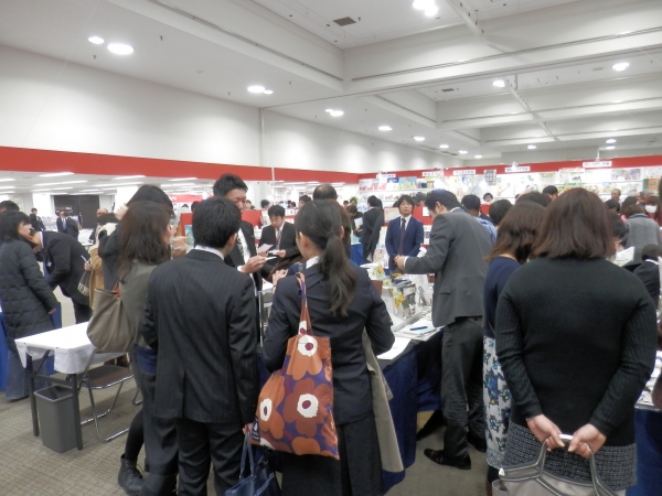 進化を続ける商品に注目する来場者