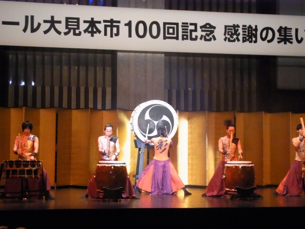 オープニングを飾った、新しい形の音楽パフォーマンス集団「和太鼓-sai-」による和太鼓演奏