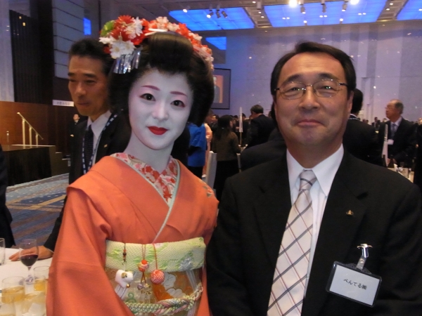 日本舞踊を披露した浅草「振袖さん」とぺんてる和田社長