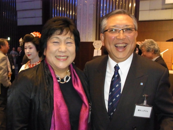 「みんな青い。私が何年銀座に通っていると思うの？本物を知ったオトコが選ぶのはこの方ですよ」