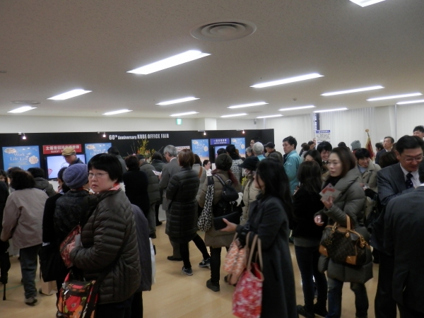 開場を前に多くの来場者が並ぶ