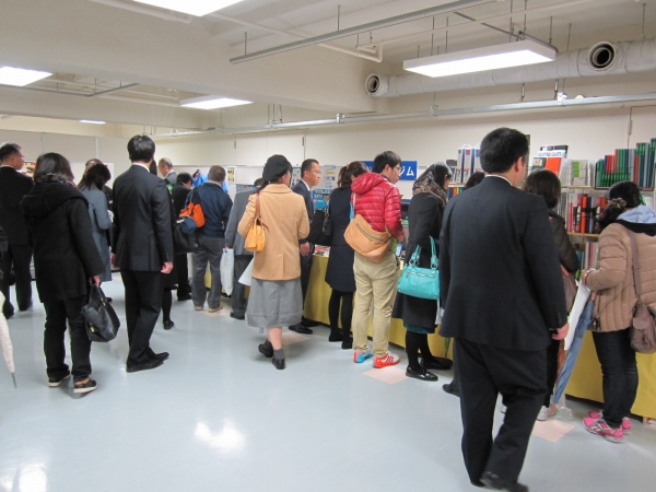 各ブースで商品を手にとって試す