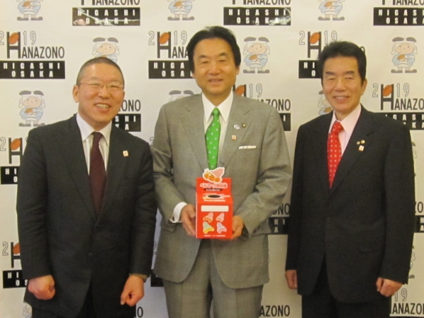 左からベルマーク財団中島常務理事、東大阪市野田市長、クツワ西村社長