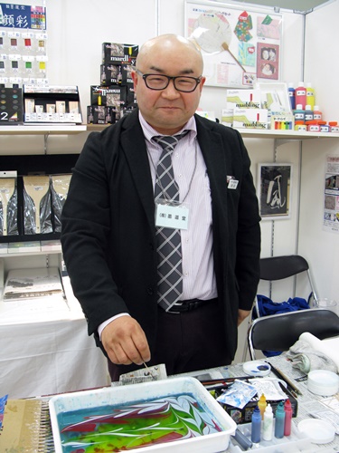 簡単デス！水面に彩液を浮かべて模様を作って紙や布などに写し取る「彩液マーブリング」の実演　墨運堂