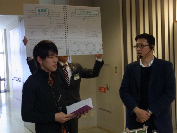 パネルを活用し、土橋氏（右）と現役東大生が活用術をレクチャー