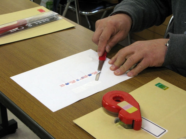 ぺーパーナイフを使ったテープやシール剥がしのテクニックを教えます。 きたきつねの文具館