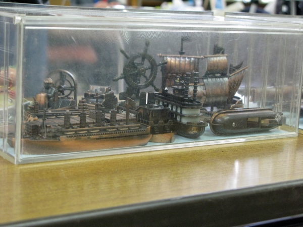 今回のテーマは船。ということで宇宙船も登場「船型とバイク型削りの展示とプレゼントコ－ナー」kana