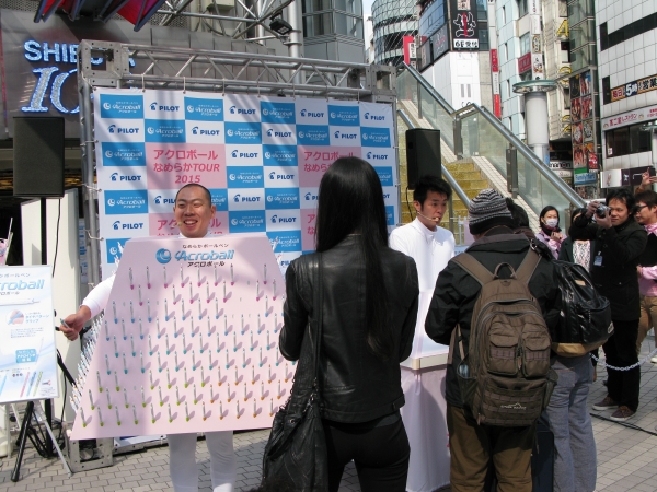 次々と試し書きする参加者に「こんなに多くの人に囲まれるのは久しぶりで嬉しい」。大喜びのレギュラー