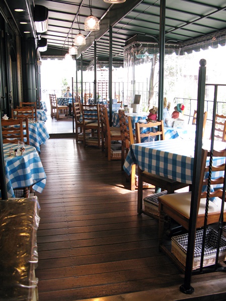 心地よい自然光が差し込むテラスとサンルーフを配した店内