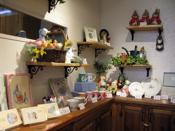 絵本・ぬいぐるみ、店内で使用している陶器などカフェオリジナル商品を販売　店内オフィシャルショップ