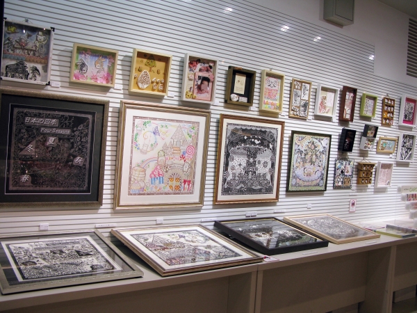 アート作品としても優れた「けしごむはんこ」を展示