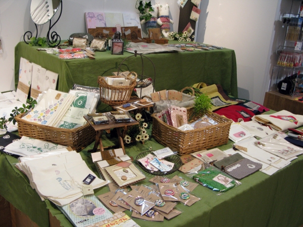 個性豊かな作家のはんこを使用した雑貨を販売