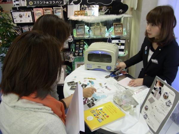 レディース向けにブレーク中のプラ板のデザインタイプを発売。会場では実演も