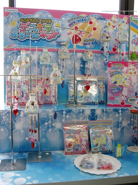 サンキャッチャー効果もあるビーズを付属。光の反射と良質なベルの音にこだわった「デコキラふうりんキット」