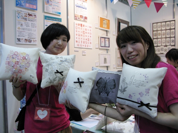 naco先生ワークショップ「消しゴムはんこでエコバックのクッションを作ろう！」ヒノデワシ