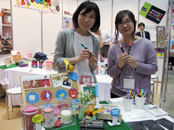 プラスチック・金属・ガラス・写真など様々なものに書け、重ね書きもできる「ポスカ」にナチュラルカラー登場　三菱鉛筆東京販売