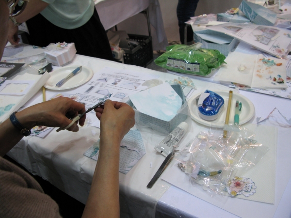 スクラップブッキングの楽しさを体験できるＭａｋｅ＆Ｔａｋｅ 　 サクラクレパスメモラビリアート