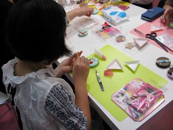 金属・プラスチック・皮革・ゴム・木材にも貼れる接着剤「パステ」でビスケットミラーデコ作り　セメダイン