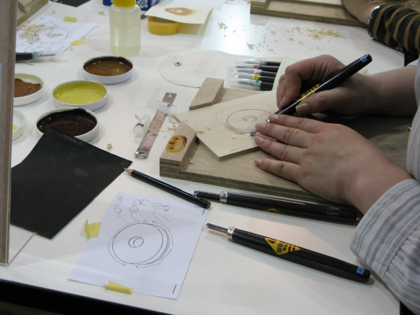 木版画体験コーナー モチーフ「ドーナツ」講師・彦坂木版工房　道刃物工業