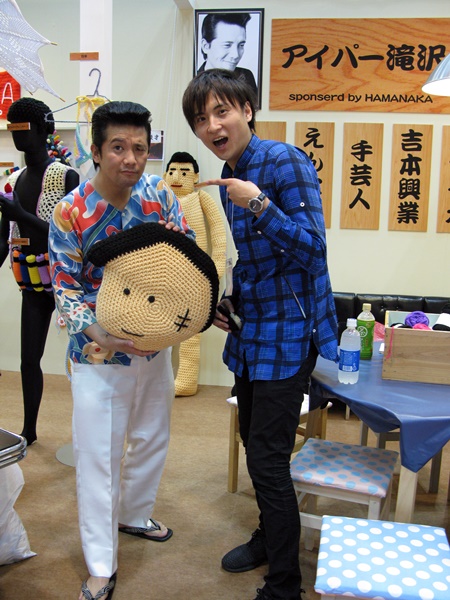 自身の風貌を生かした極道ネタでおなじみ 吉本興業所属のお笑い芸人アイパー滝沢さん。趣味は「編み物」