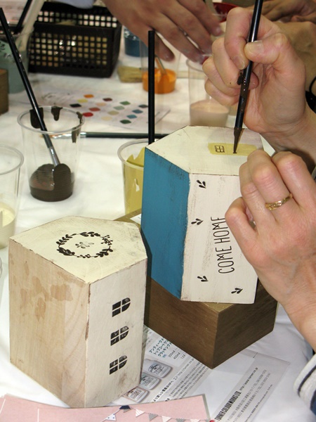 森永乳業のミルクを原材料にしている「ミルクペイント」を使ったアンティーク塗装体験　ターナー色彩