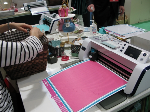 カッティングマシン「スキャン カット」を使って ギフトボックスを作ってみませんか　ブラザー販売