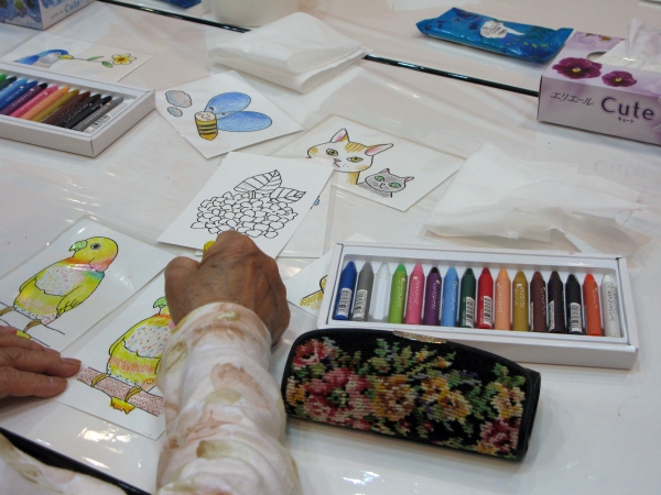 食用でも認められている天然ロウを使用 安心して使える「みつろうクレヨン」　ホルベイン画材