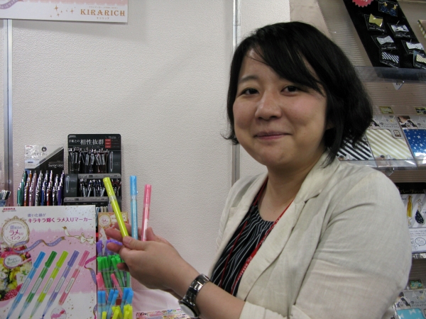 オススメ！銀配合のラメ入りインク採用で、書いた線がキラキラ輝くラインマーカー『キラリッチ』　ゼブラ