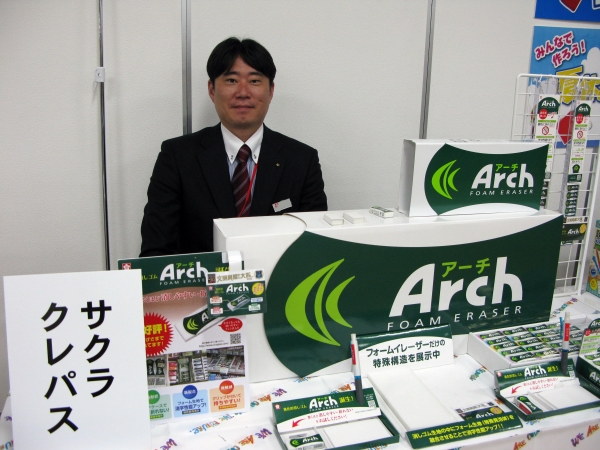 進化形消しゴム！グリップ付きなので、持ちやすい！すべりにくく、軽い力で消せる「Ａｒｃｈ」サクラクレパス