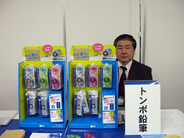 いちど塗りで厚手クラフト封筒等をしっかり封かんできる重要書類向けテープのり「ピットパワーD」トンボ鉛筆