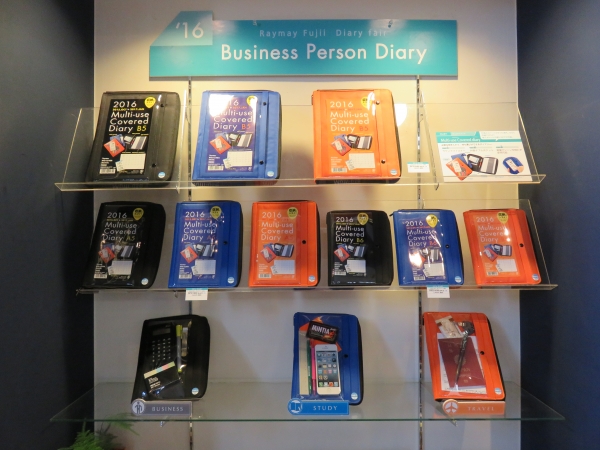 スマートフォンをポケットに入れて操作可能、必要な物を入れて持ち運べる「マルチカバーダイアリー」