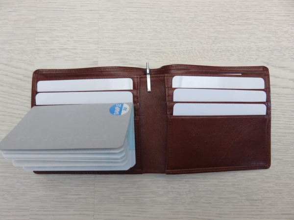 名刺よりもさらに小さいカードサイズなので、財布やカードケースの中に収納できる